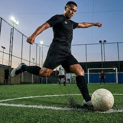 Chuteira de Campo Adulto Umbro Attak Iii - Foto 4
