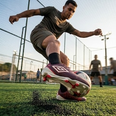 Chuteira de Campo Adulto Umbro Attak Iii - Foto 4