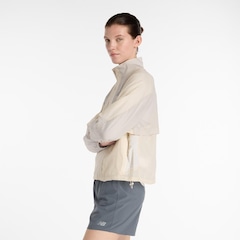 Jaqueta Corta Vento New Balance Better Run Water Resistant Feminina - Foto 2