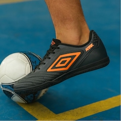 Chuteira Futsal Adulto Umbro Attak III + ! Par de Meião - Foto 6