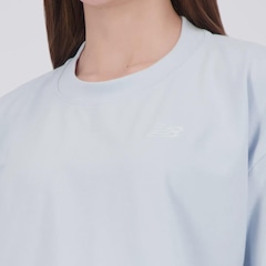 Camiseta Cropped New Balance Small Logo Oversized Feminino - Foto 5