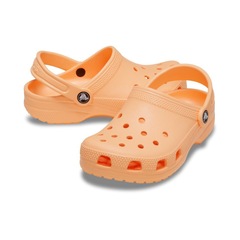 Sandália Crocs Classic Clog K Electric Sunstone - Unissex - Foto 4