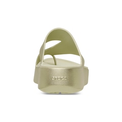 Sandália Feminino Crocs Getaway Platform Toe Loop Champagne Metallic - Foto 7