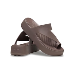 Sandália Crocs Getaway Platform Toe Loop Sandal Truffle - Feminin - Foto 3