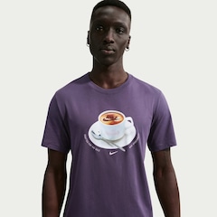 Camiseta Nike Sportswear Café Swoosh Mug Unissex - Foto 1