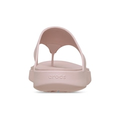 Sandália Crocs Getaway Triangle Flip Quartz - Unissex - Foto 7