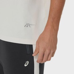 Camiseta ASICSTrack Club Heritage Relaxed Tee Masculino - Foto 4