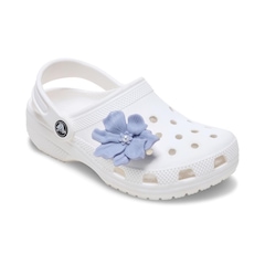 Jibbitz™ Crocs Flor de Pervinca com Pérola - Foto 2