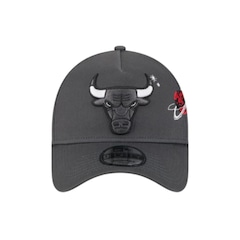 Boné Masculino New Era 940A-Frame Planets Chicago Bulls Aba Curva - Foto 2