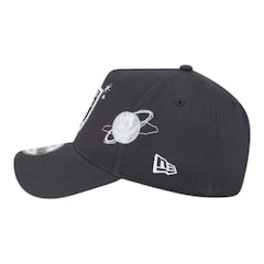 Boné Masculino New Era 940A-Frame Planets Las Vegas Raiders Aba Curva - Foto 2