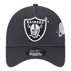 Boné Masculino New Era 940A-Frame Planets Las Vegas Raiders Aba Curva - Foto 4