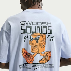 Camiseta Nike Sportswear Swoosh Sounds Unissex - Foto 2
