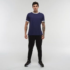 Camiseta Umbro Tape F.C. - Masculina - Foto 6