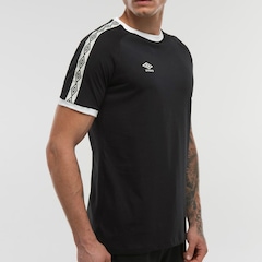 Camiseta Umbro Tape F.C. - Masculina - Foto 2