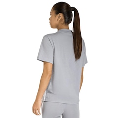 Camiseta adidas Essentials Três Listras - Feminina - Foto 3