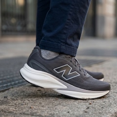 Kit Tênis New Balance Kaiha Road V2 e Meia - Feminino - Foto 7