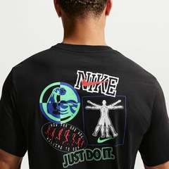Camiseta Nike Train Stickers Masculina - Foto 2