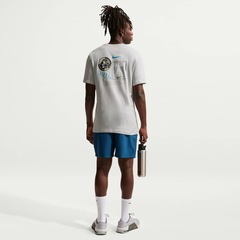 Camiseta Nike Train Stickers Masculina - Foto 5