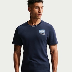 Camiseta Nike Train Stickers Masculina - Foto 1