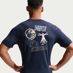 Camiseta Nike Train Stickers Masculina - Foto 2