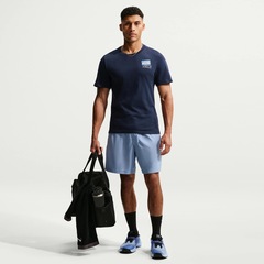 Camiseta Nike Train Stickers Masculina - Foto 4