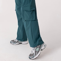 Calça New Balance Nylon Cargo Feminina - Foto 5