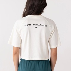 Camiseta Cropped New Balance Sportswear '94 Graphic Feminina - Foto 2