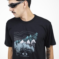 Camiseta Oakley Outline Mountains Blackout - Masculina - Foto 3