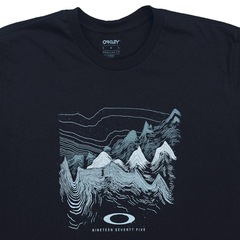 Camiseta Oakley Outline Mountains Blackout - Masculina - Foto 4