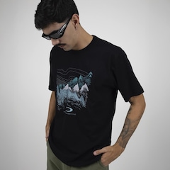 Camiseta Oakley Outline Mountains Blackout - Masculina - Foto 7