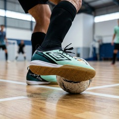 Kit Chuteira de Futsal Adulta Adamant Top Speed Club e Meião - Umbro - Foto 7