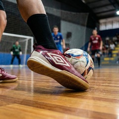 Kit Chuteira de Futsal Adulto Adamant Top Speed League E Meião - Umbro - Foto 7