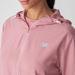 Jaqueta Corta Vento New Balance Sport Essentials Run Feminino - Foto 4