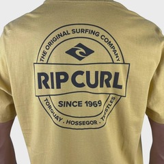 Camiseta Rip Curl Staple Mustard - Masculina - Foto 2
