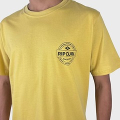 Camiseta Rip Curl Staple Mustard - Masculina - Foto 3