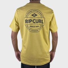 Camiseta Rip Curl Staple Mustard - Masculina - Foto 5
