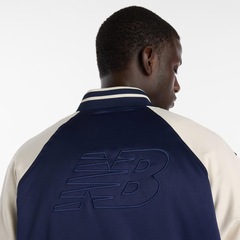 Jaqueta Athletics Varsity New Balance Masculina - Foto 5