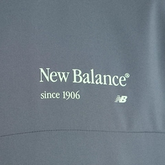 Jaqueta New Balance Reimagined Woven Graphic Masculina - Foto 5