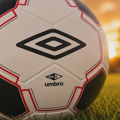 Bola de Futebol de Campo Umbro Clássico - Foto 2
