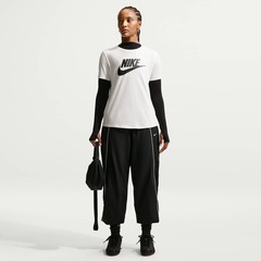 Camiseta Nike Sportswear Essentials Feminina - Foto 4