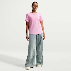 Camiseta Nike Sportswear Club Essentials Feminina - Foto 4