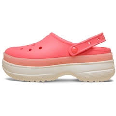 Sandália Crocs Frosted Stacked Clog Guava - Unissex - Foto 3