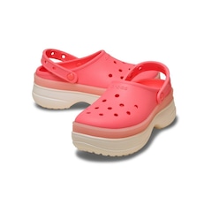 Sandália Crocs Frosted Stacked Clog Guava - Unissex - Foto 4