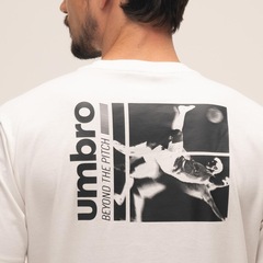 Camiseta Masculina Umbro Beyond The Pitch - Foto 4