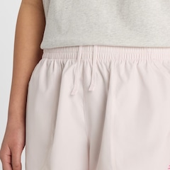 Shorts New Balance Trackside Woven Feminino - Foto 4