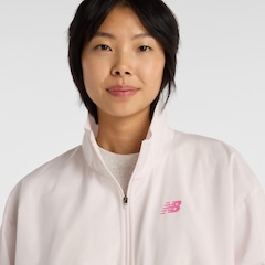 Jaqueta New Balance Trackside Woven Feminina - Foto 5