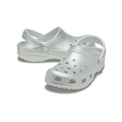 Sandália Crocs Classic Tinted Metallic Clog Moonlight - Unissex - Foto 3