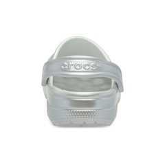 Sandália Crocs Classic Tinted Metallic Clog Moonlight - Unissex - Foto 6