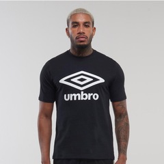 Camiseta Umbro Essential Logo - Masculina - Foto 1