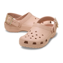Sandália Crocs Classic Metallic Buckle Clog Blush - Unissex - Foto 4